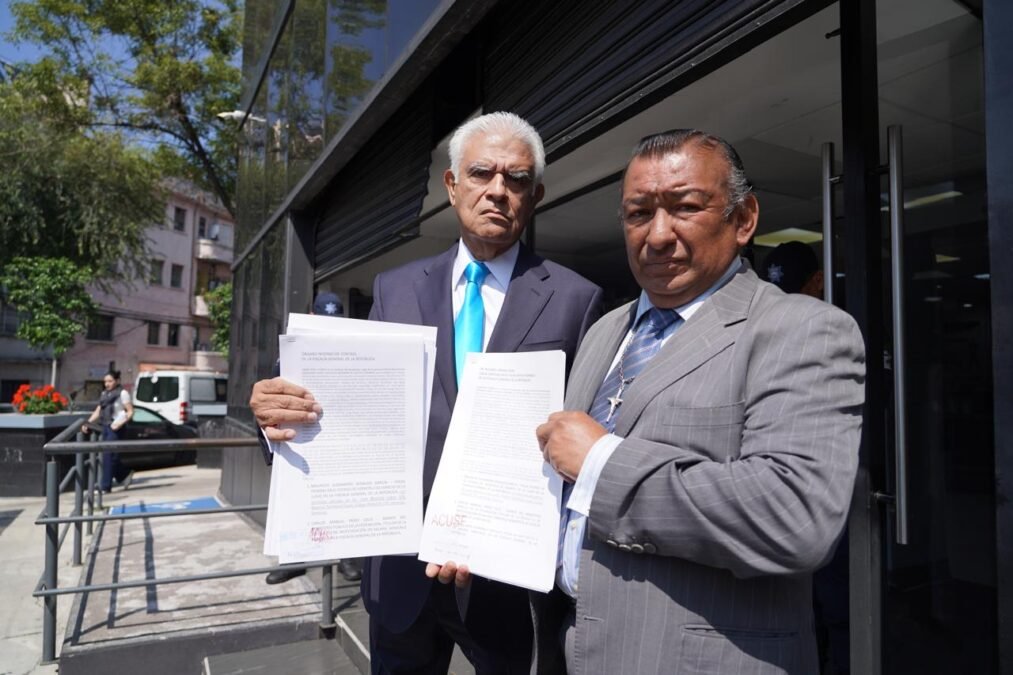 El abogado Jorge Reyes Peralta, defensor de Agrogema Agro, tras presentar la denuncia contra funcionarios de la FGR en Veracruz por presuntos actos de corrupción, abuso de autoridad y delitos contra la administración de justicia.